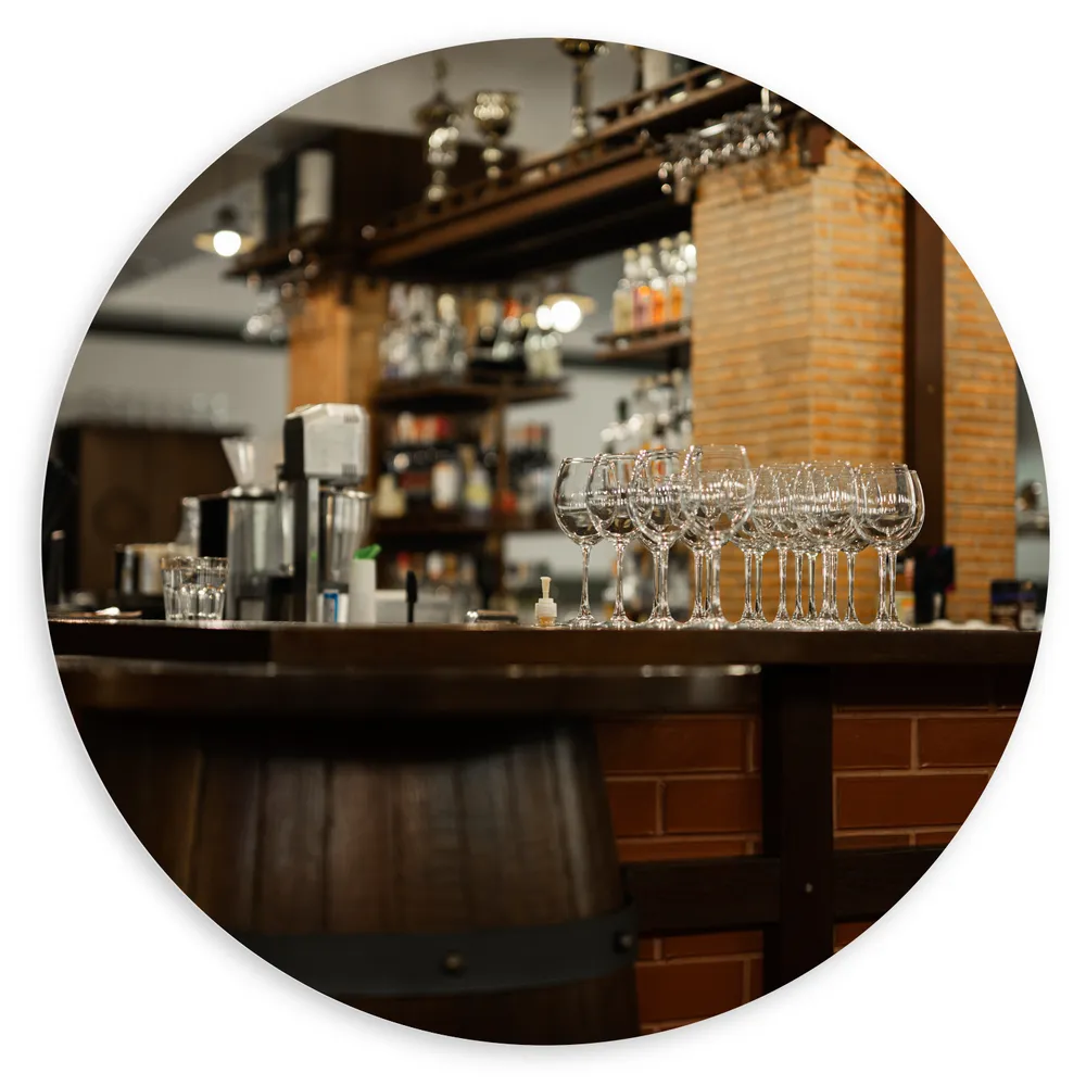Dibond Muurcirkel - Bar - Hout - Ton - Glazen - Drank - Kroeg