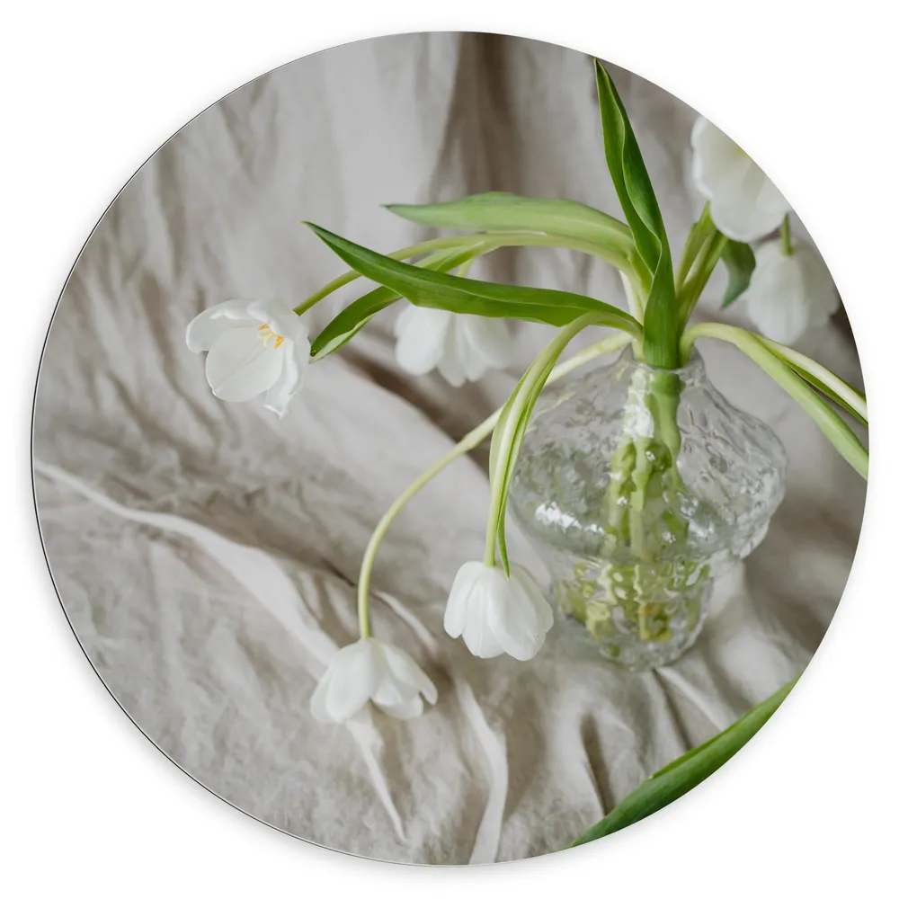 Dibond Muurcirkel - Witte Bloemen in Vaas op Wit Laken
