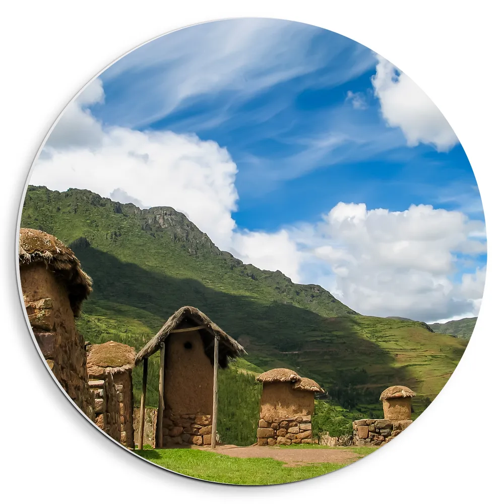 Dibond Muurcirkel - Klassiek Oude Hutjes in Heilige Vallei van de Inca's, Peru