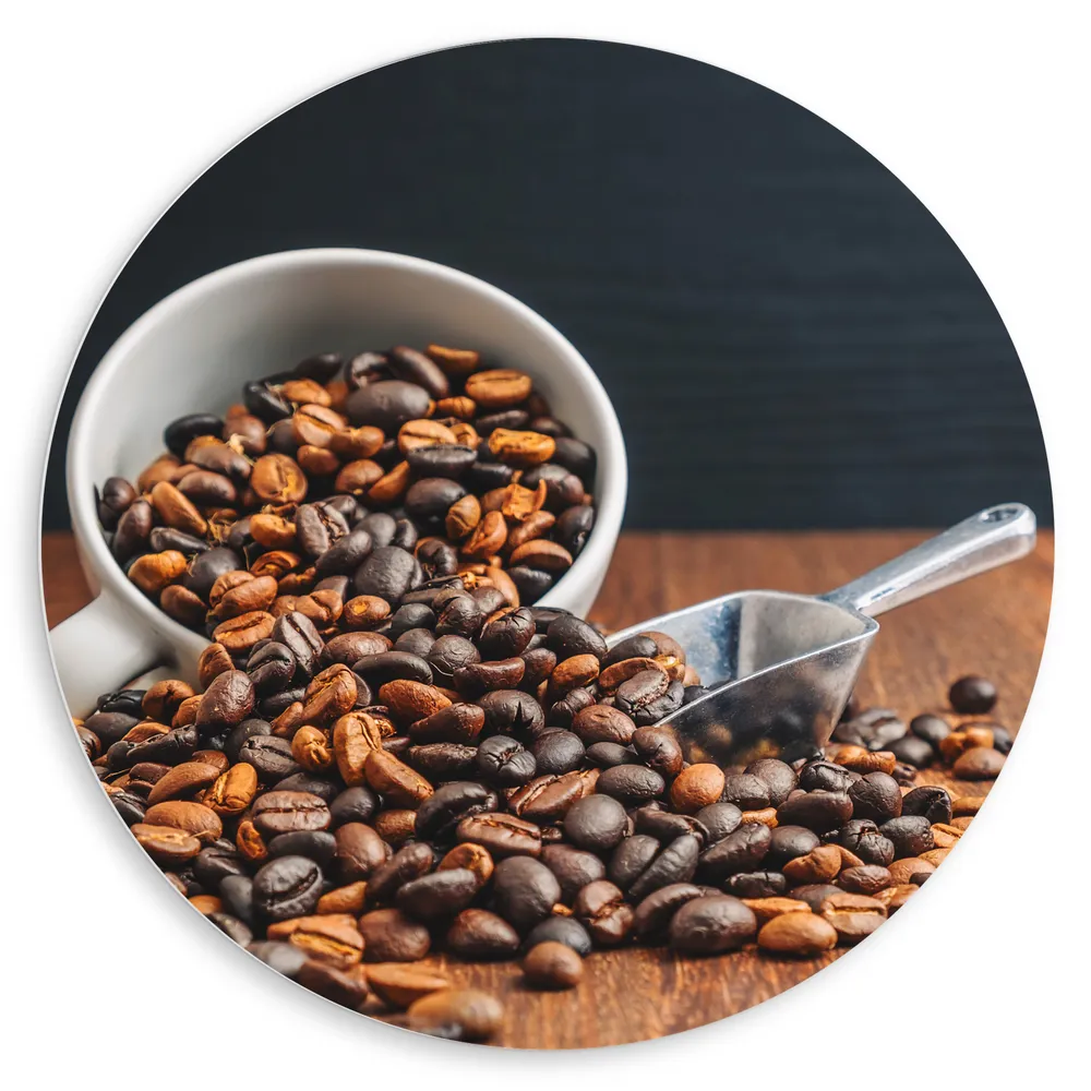 Dibond Muurcirkel - Koffiebonen uit Koffiekop op Tafel