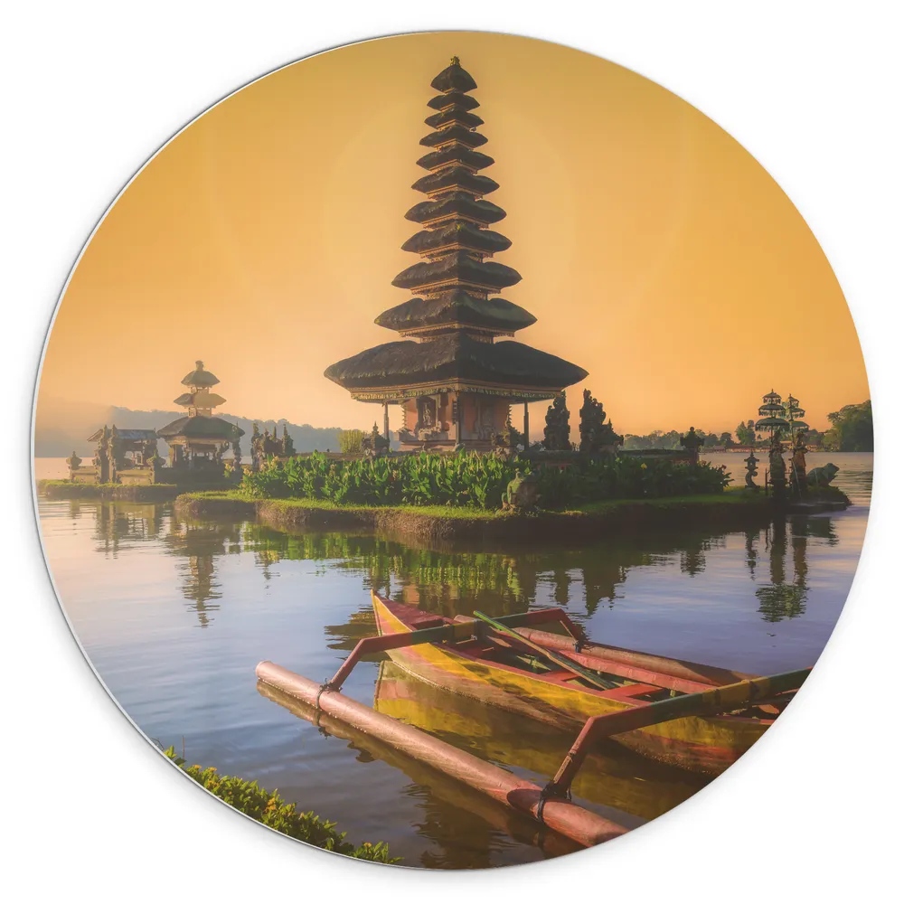 Dibond Muurcirkel - Smalle Hoge Pura Ulun Danu Bratan Tempel omringd door Water in Indonesië