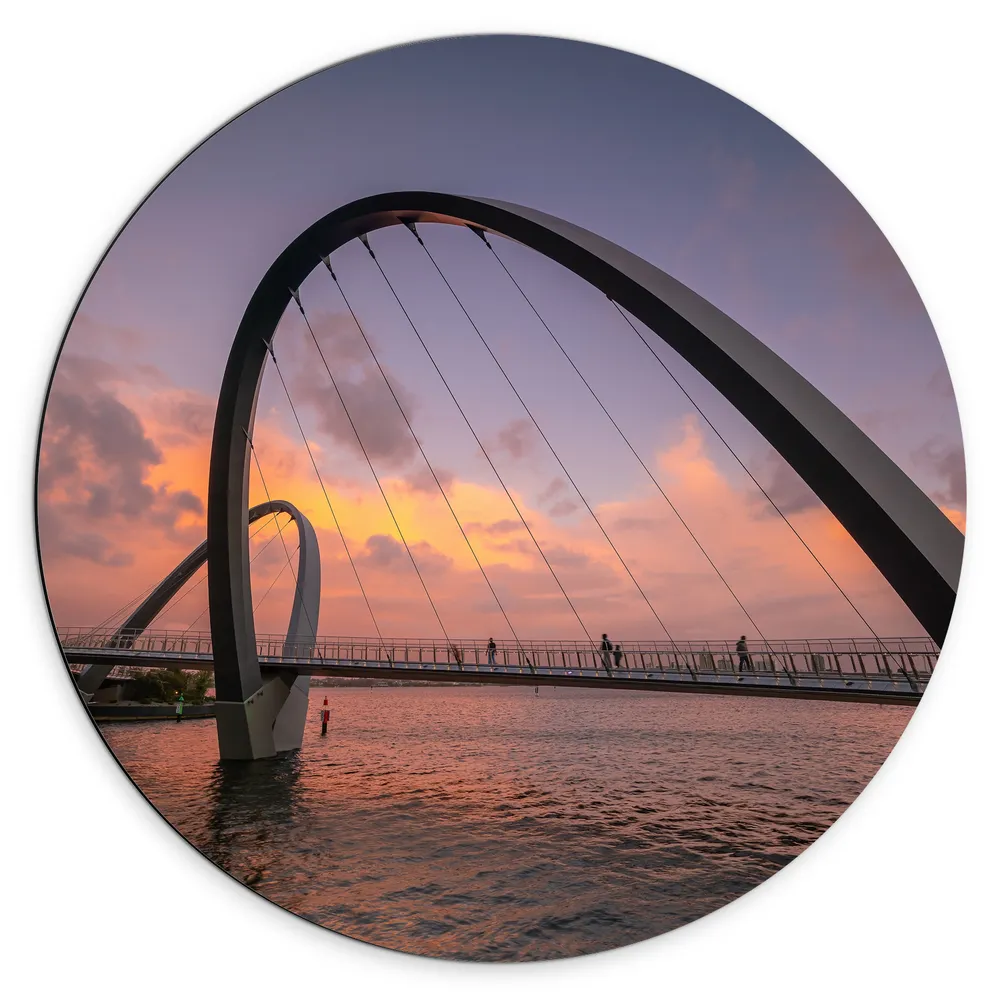 Dibond Muurcirkel - Brug - Water - Zonsondergang - Mensen