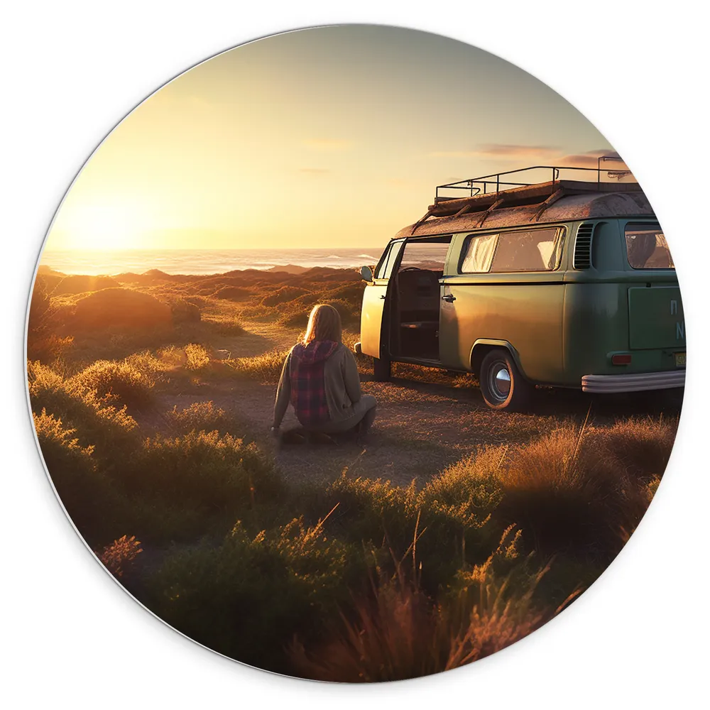 Dibond Muurcirkel - Vrouw met Camper in Landschap