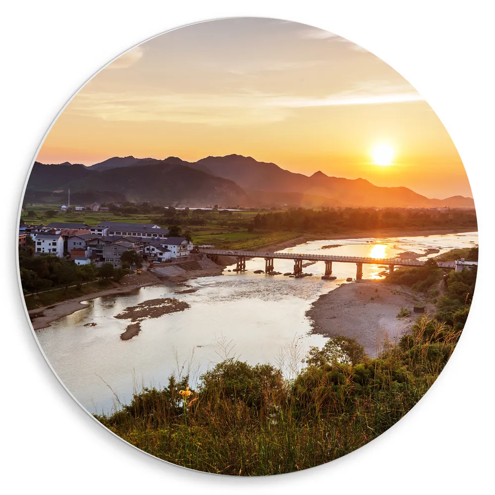 Dibond Muurcirkel - Zon in Landschap met Huizen aan Rivier