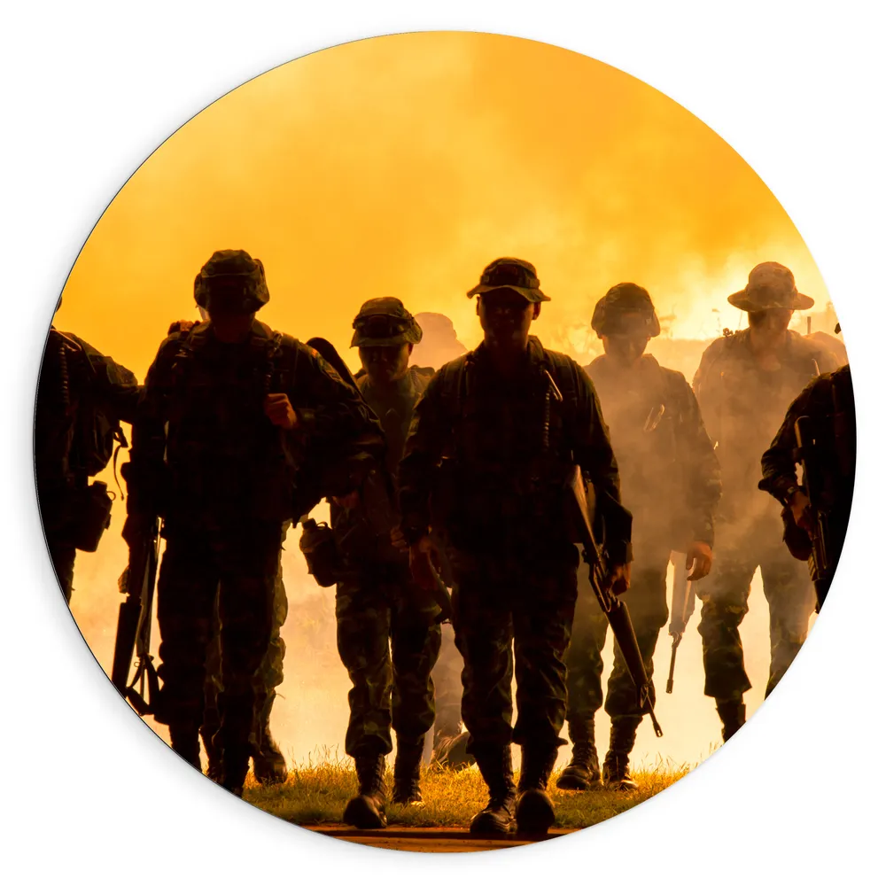 Dibond Muurcirkel - Silhouet van Groep Soldaten met Wapens weglopend bij Vuur