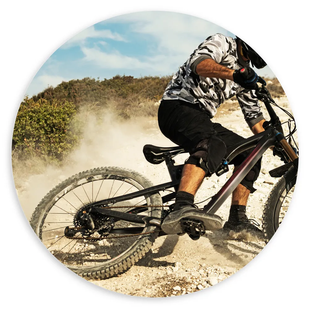Dibond Muurcirkel - Fiets - Mountainbike - Bergen - Helm - Bescherming