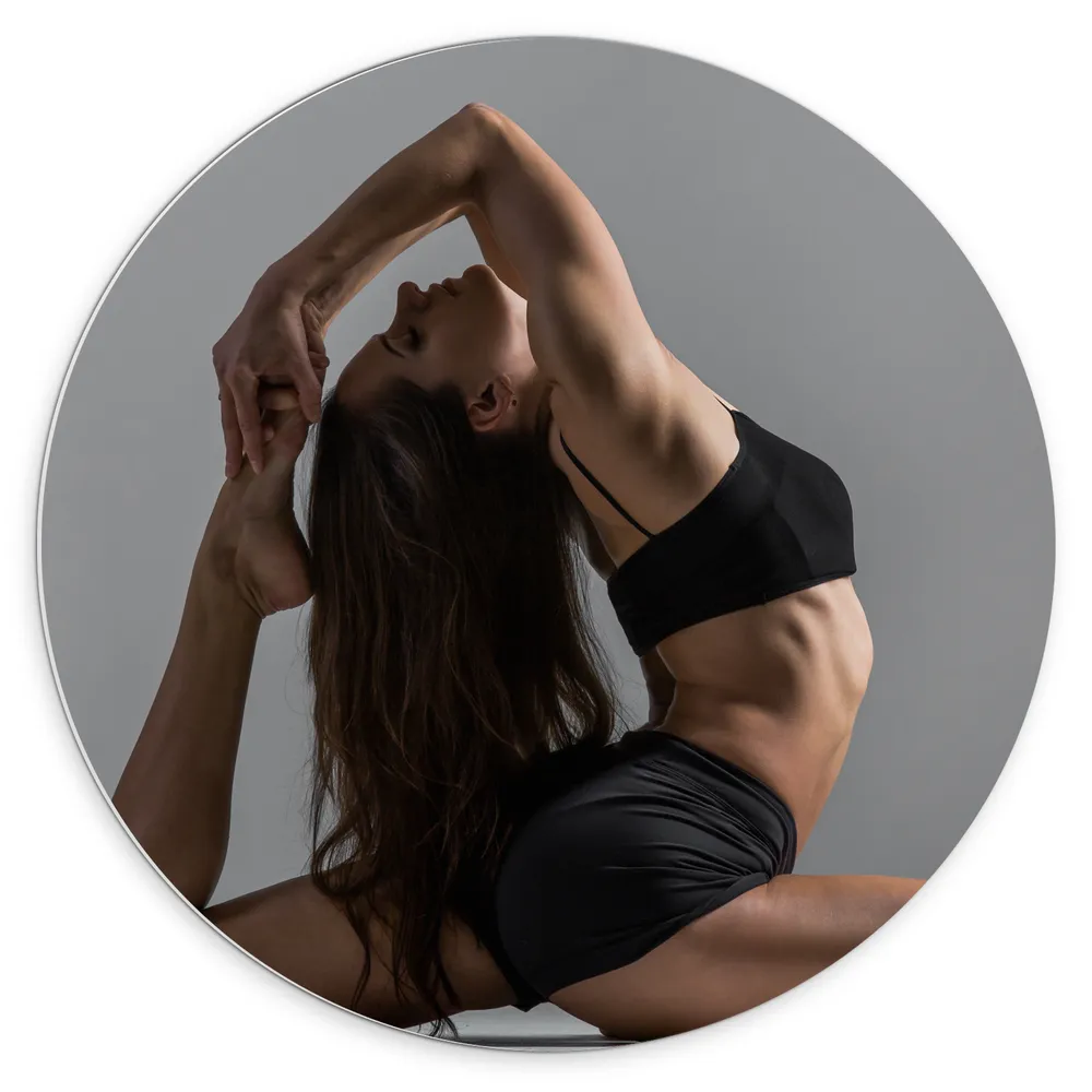 Dibond Muurcirkel - Vrouw in Yoga Positie voor Witte Muur