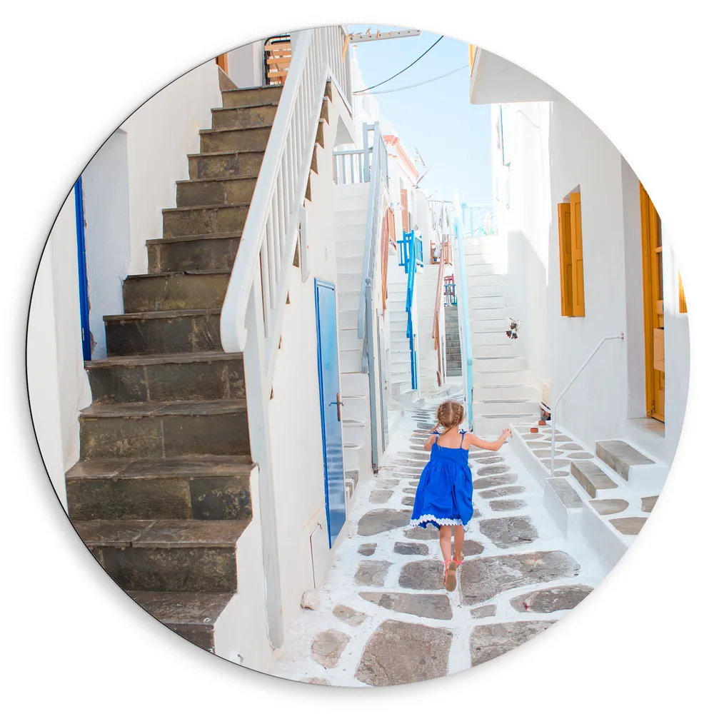 Dibond Muurcirkel - Meisje in Blauwe Jurk door de Straten van Santorini, Griekenland