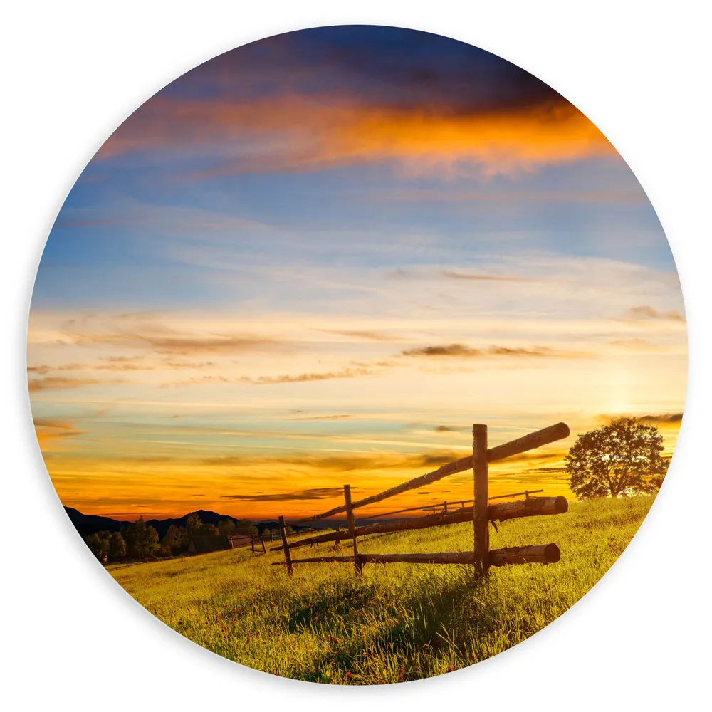 Dibond Muurcirkel - Houten Hekken in het Landschap in de Bergen tijdens Felle Zonsondergang
