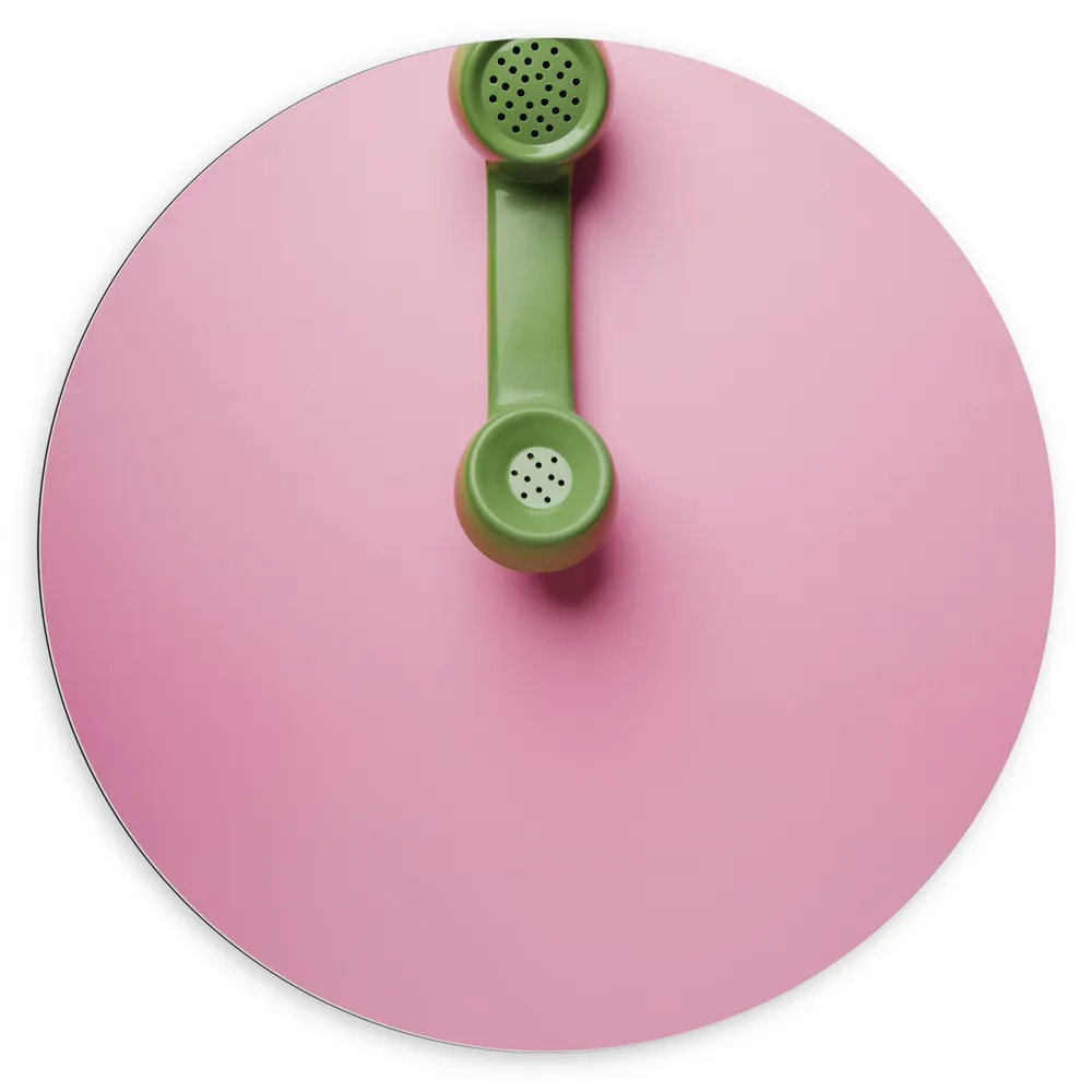 Dibond Muurcirkel - Groene Traditionele Telefoon op Roze Achtergrond