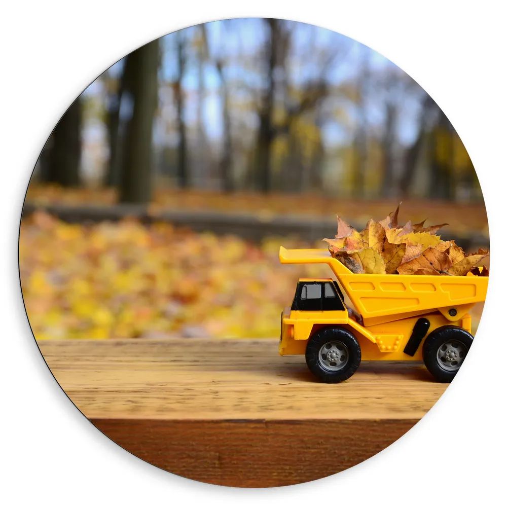 Dibond Muurcirkel - Gele Mini Kiepwagen Gevuld met Herfstbladeren in het Bos