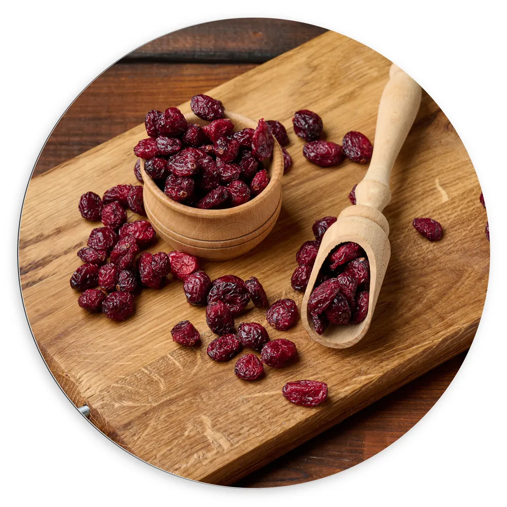 Dibond Muurcirkel - Gedroogde Cranberries in Houten Lepel en Bakje op Houten Plateau