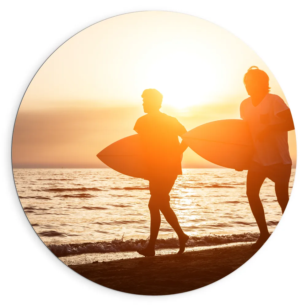 Dibond Muurcirkel - Duo met Surfplanken op het Strand tijdens de Ondergaande Zon