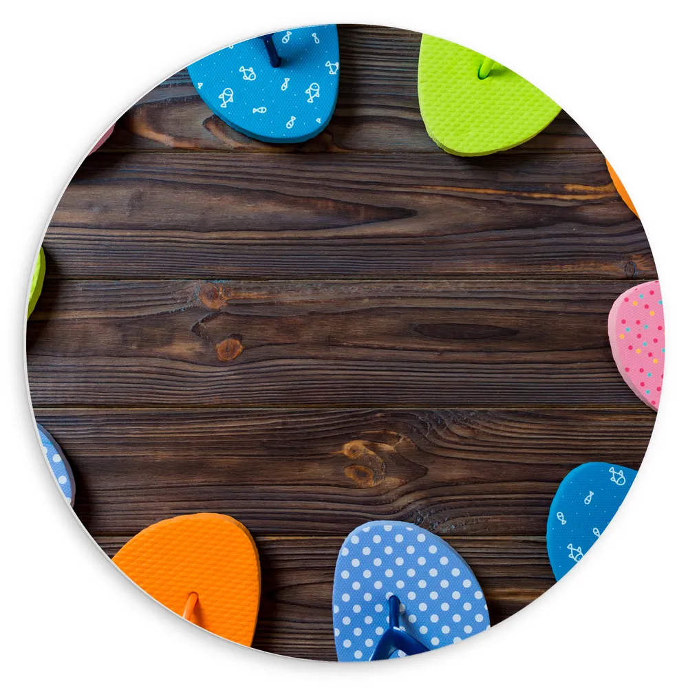 Dibond Muurcirkel - Kader van Zomerse Slippers in Verschillende Kleuren op Houten Tafel
