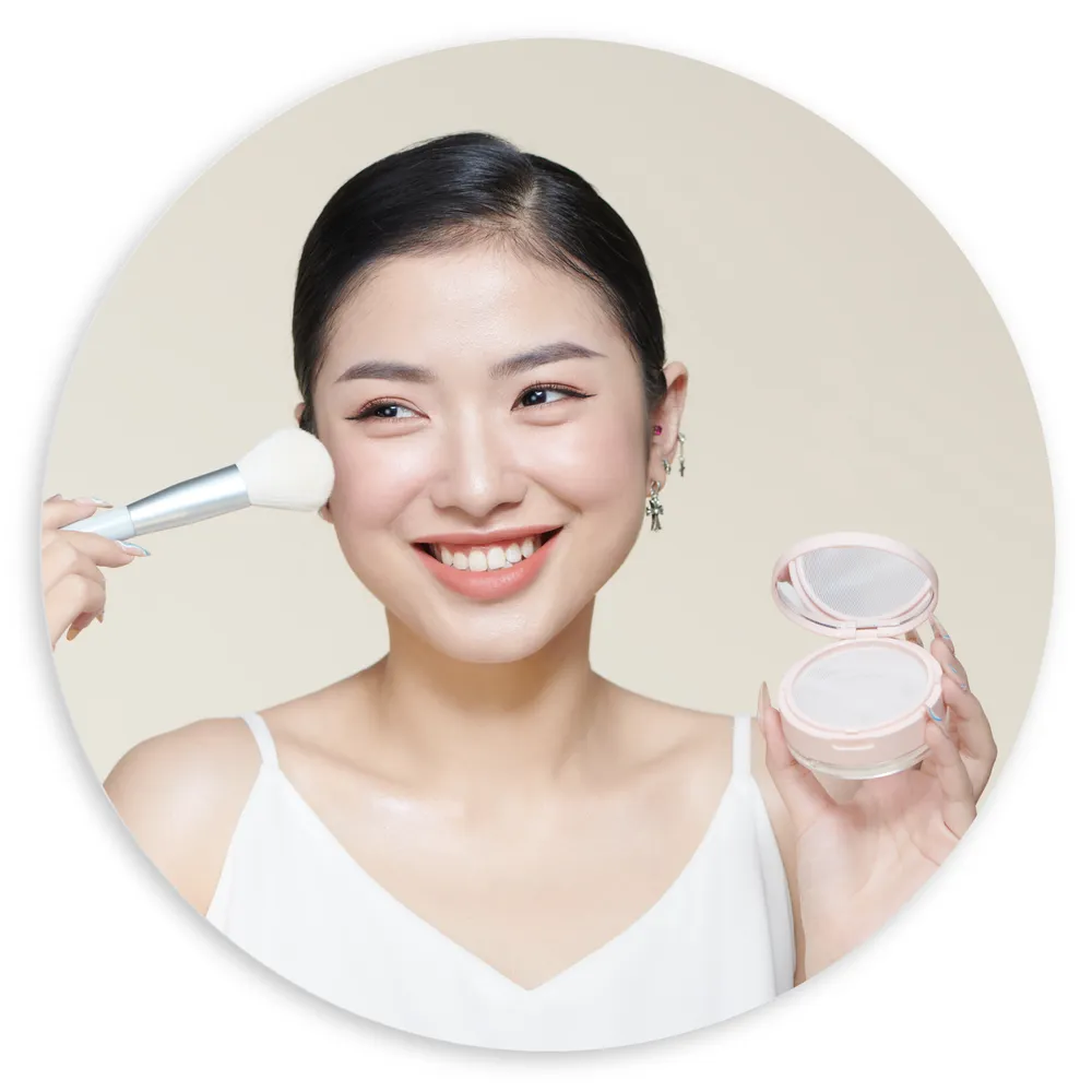 Dibond Muurcirkel - Vrouw - Makeup - Gezicht - Wit - Poeder - Kwast
