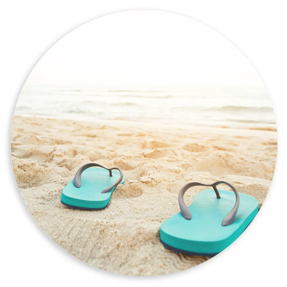 Dibond Muurcirkel - Blauw Paar Slippers op Strand aan de Zee
