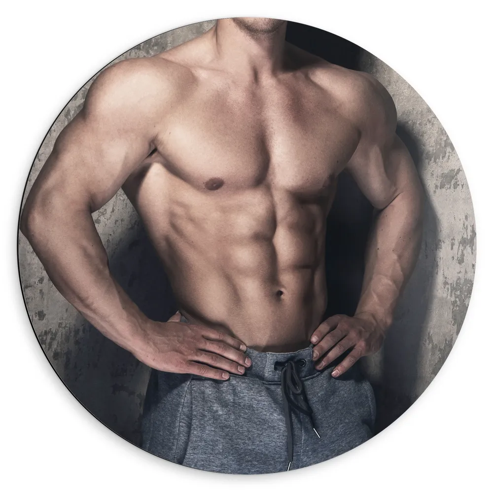 Dibond Muurcirkel - Lichaam van Bodybuilder met Handen in Zij tegen Stenen Muur
