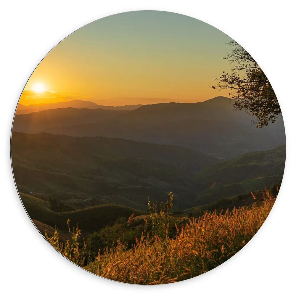 Dibond Muurcirkel - Zonsondergang in Groenkleurig Berggebied