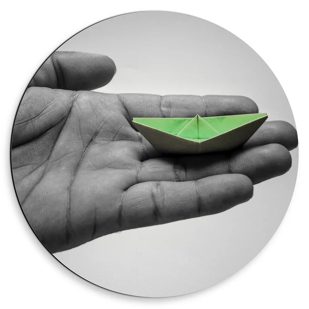 Dibond Muurcirkel - Miniatuur Groene Origami Boot op Zwart- witte Hand