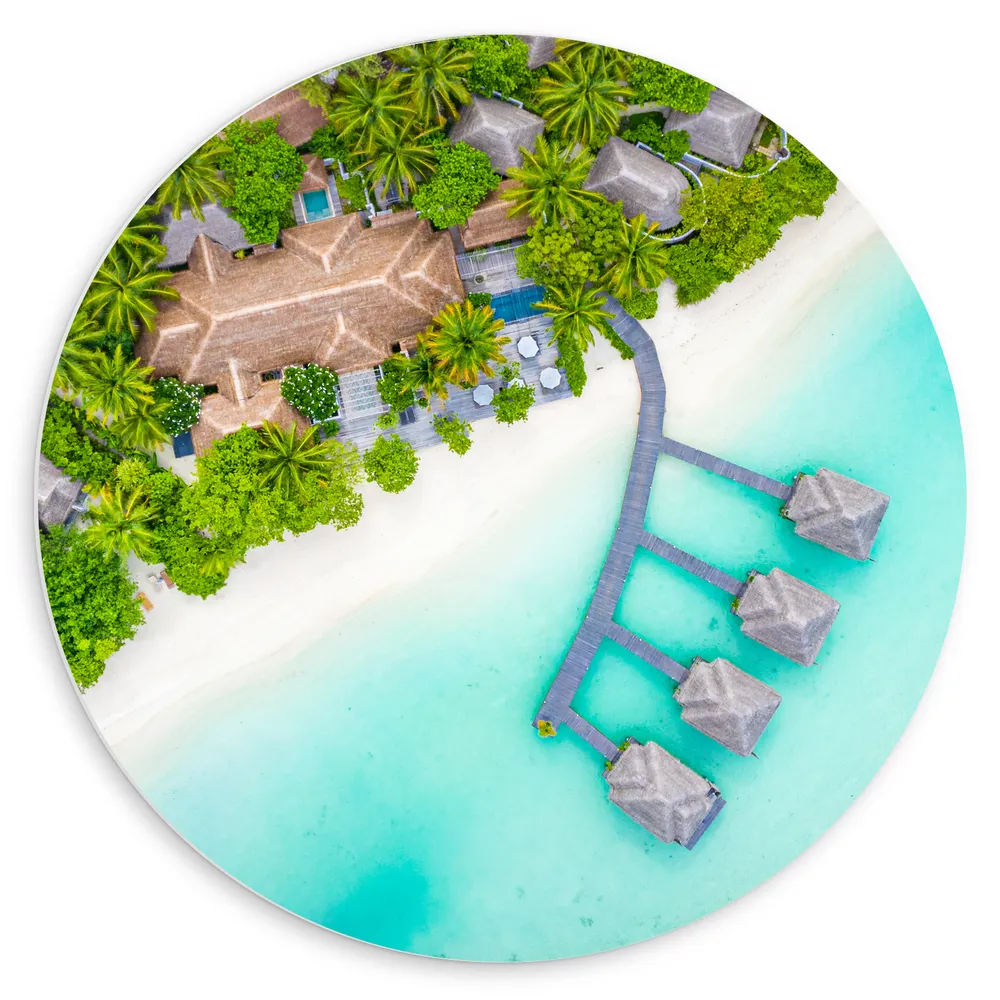 Dibond Muurcirkel - Bovenaanzicht van Resort met Klassieke Hutjes van de Maledieven