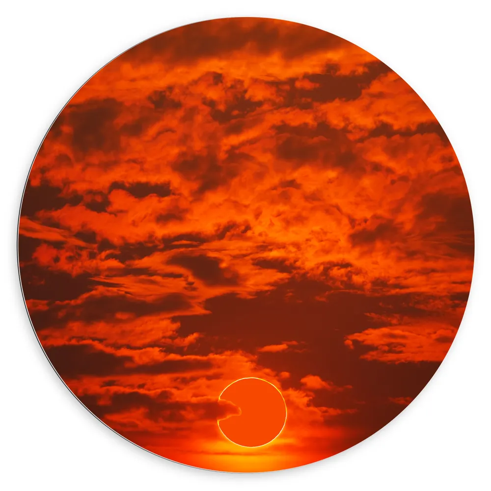Dibond Muurcirkel - Rode Gloed in Lucht door Complete Zonsverduistering