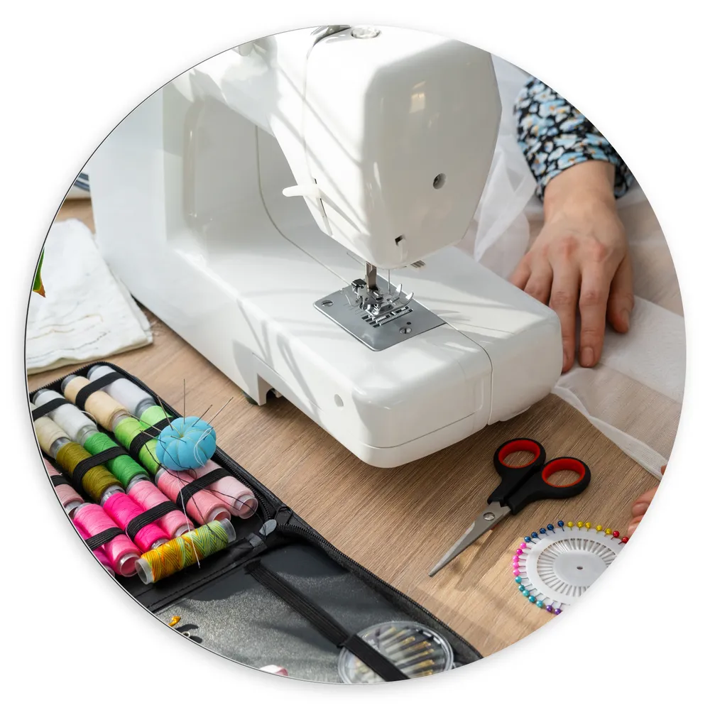 Dibond Muurcirkel - Vrouw - Hobby - Naaien - Naaimachine - Draad - Kleuren