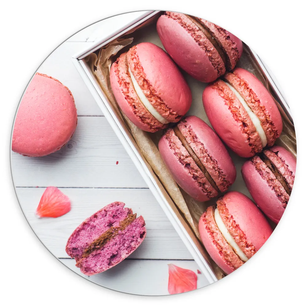 Dibond Muurcirkel - Doosje Gevuld met Romige Roze Macarons omringd door Bloemblaadjes