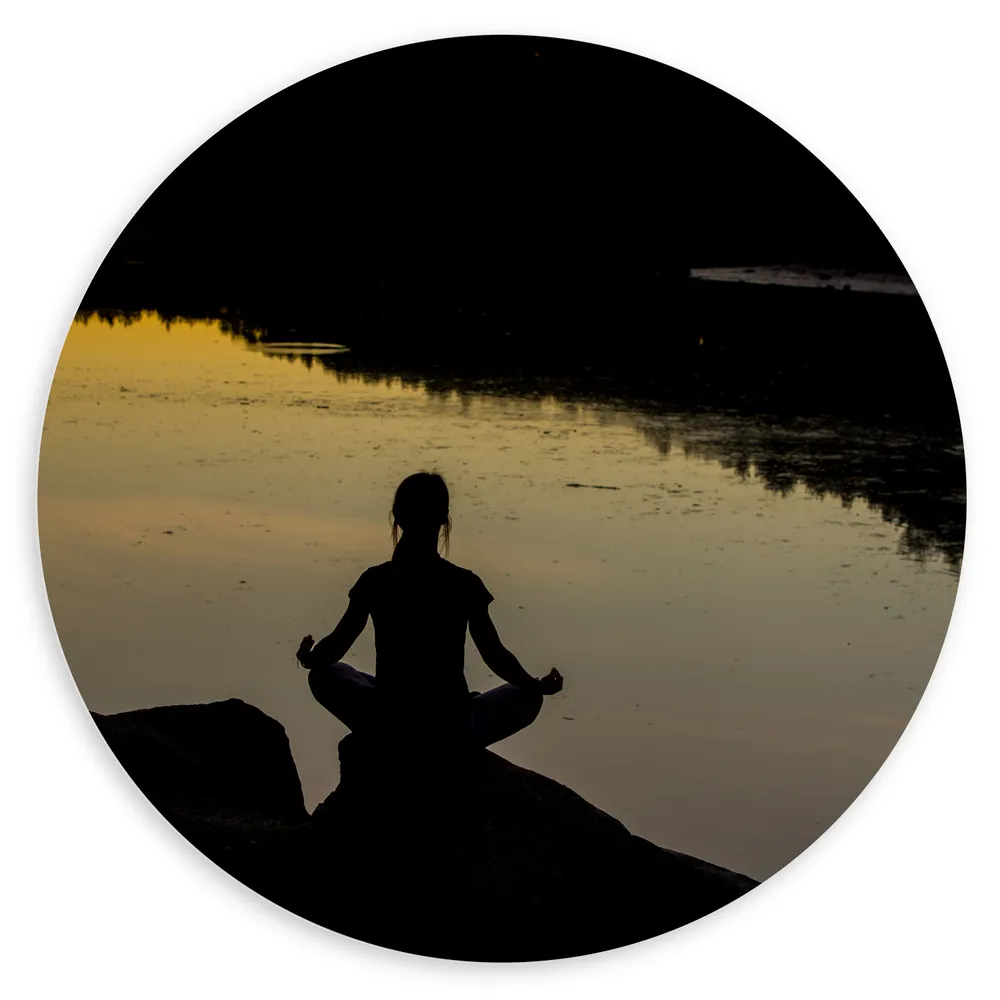 Dibond Muurcirkel - Vrouw - Water - Yoga - Lotushouding