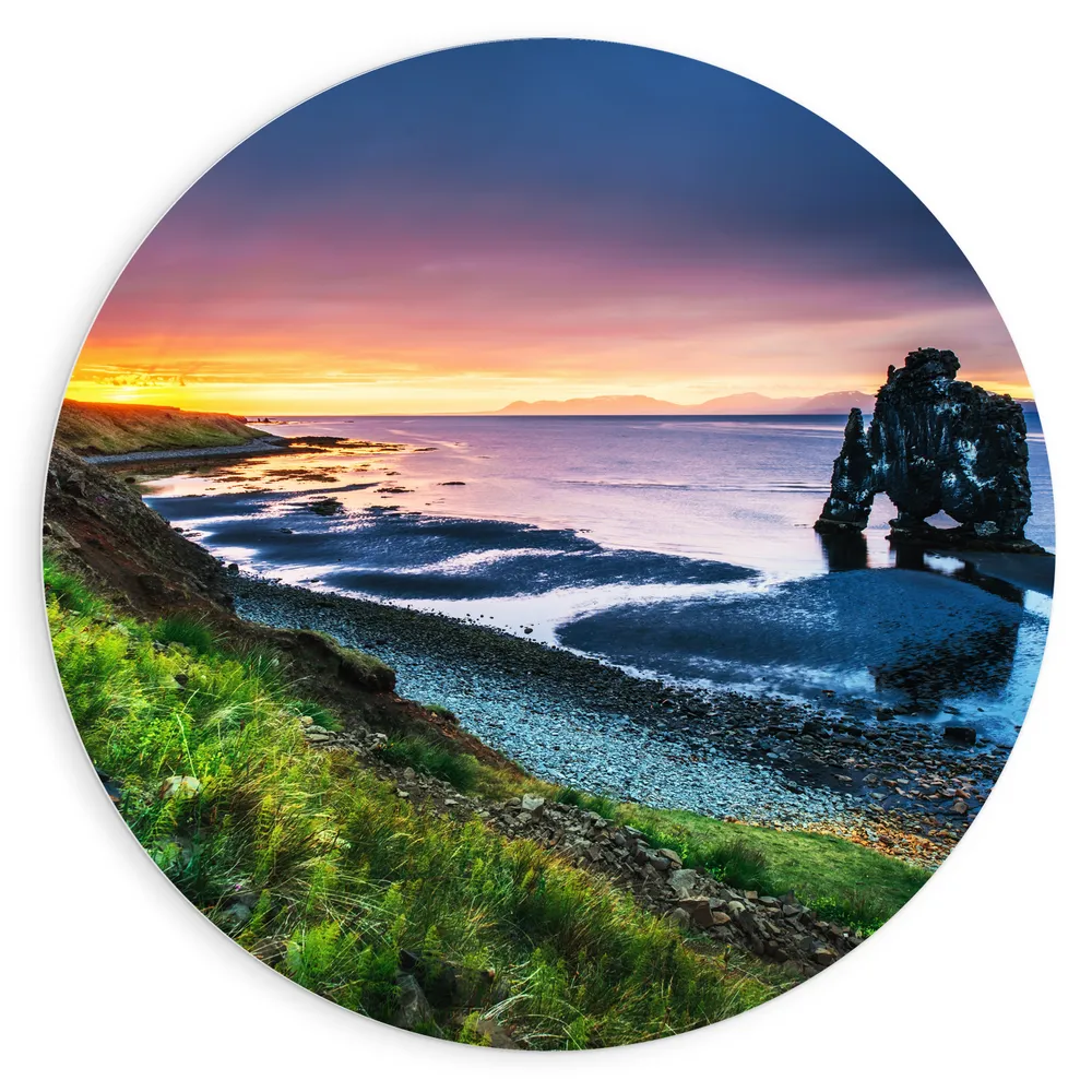 Dibond Muurcirkel - Enorme Rots in de Zee bij de Bergen tijdens Zonsondergang