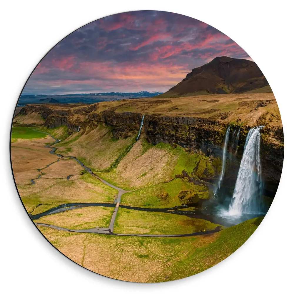 Dibond Muurcirkel - Seljalandsfoss Waterval in IJsland onder Roze met Paars Kleurige Lucht