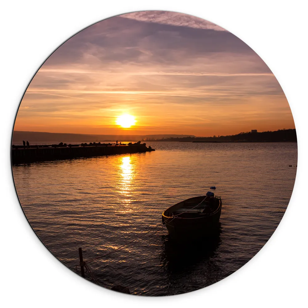 Dibond Muurcirkel - Vissersboot Aangemeerd bij het Land tijdens Zonsondergang
