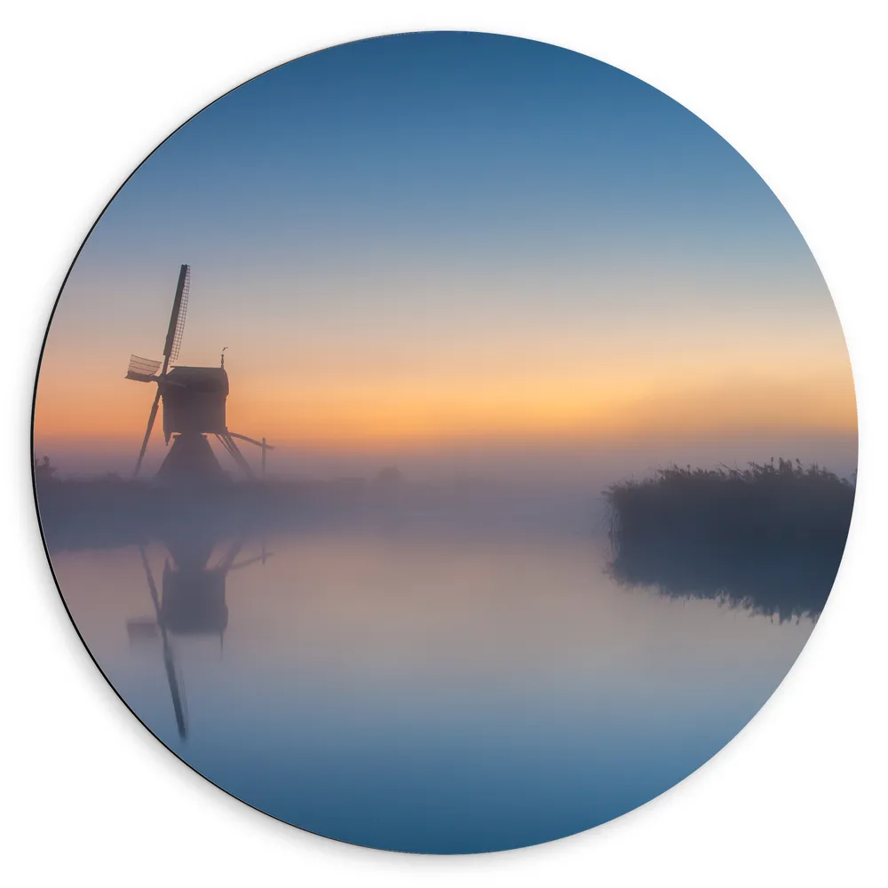 Dibond Muurcirkel - Mist Hangend boven het Water bij Windmolen