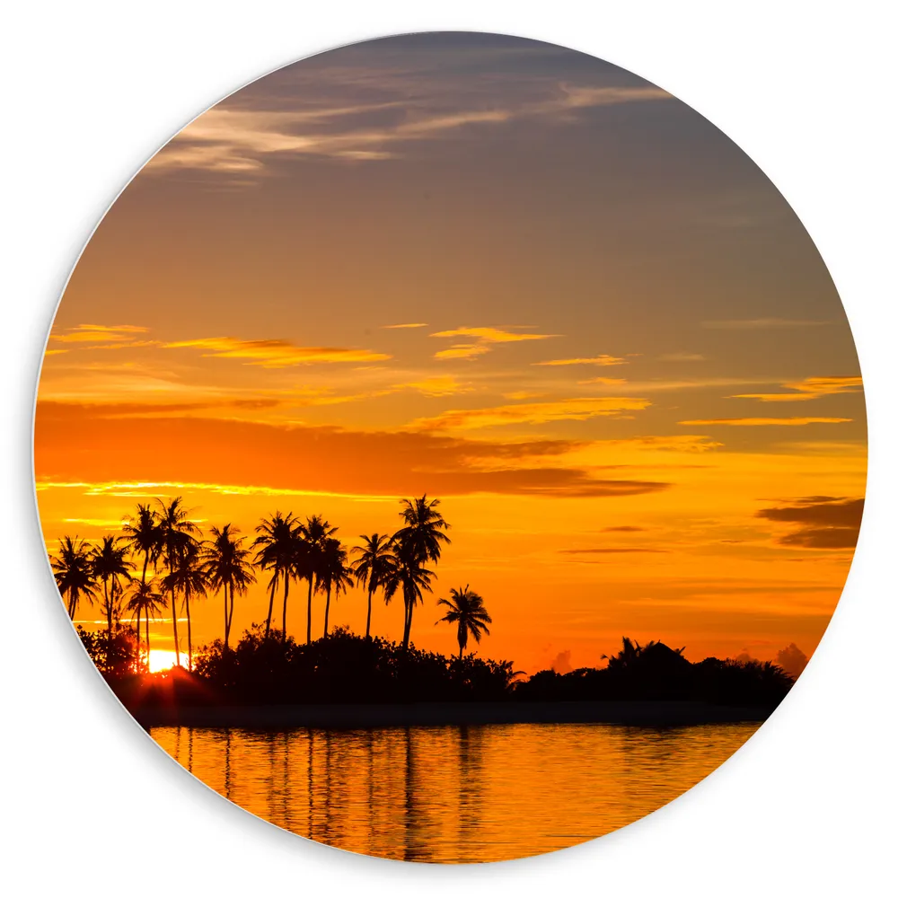 Dibond Muurcirkel - Silhouet van Palmbomen op Eiland tijdens Felkleurige Zonsondergang