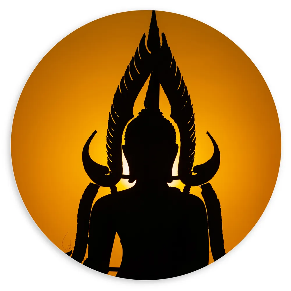 Dibond Muurcirkel - Silhouet van Buddha tegen Feloranje Zonsondergang