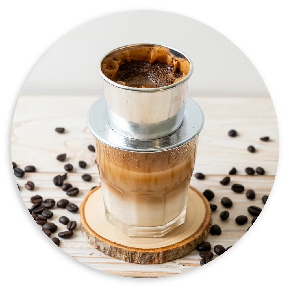 Dibond Muurcirkel - Traditionele Koffiefilter omringd door Koffiebonen