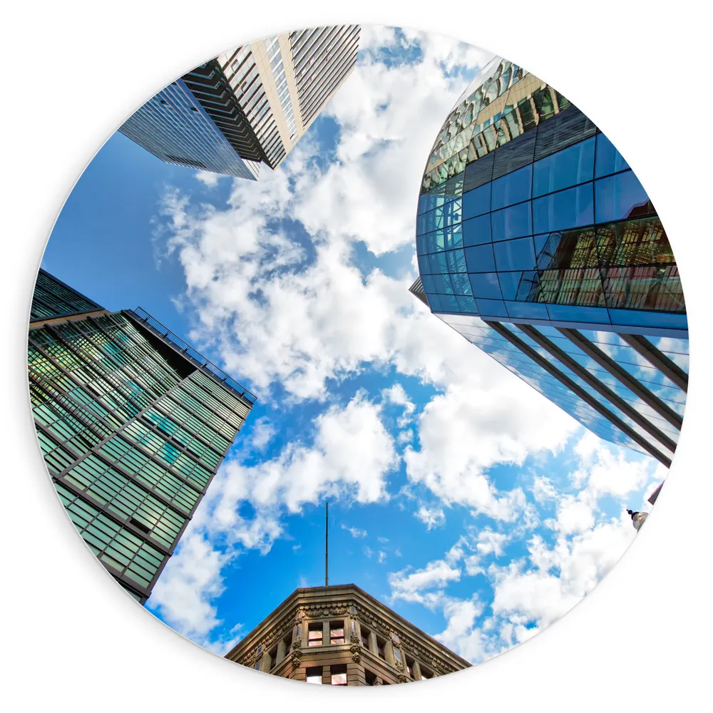 Dibond Muurcirkel - Gebouwen - Hoog - Wolken - Bloemen - Onderaanzicht