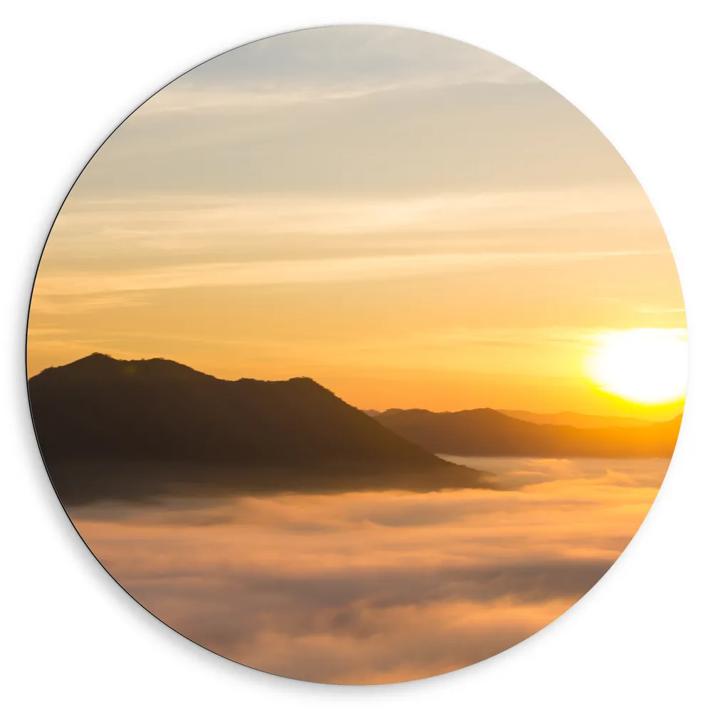 Dibond Muurcirkel - Verdwijnende Zon achter Bergen boven Wolken