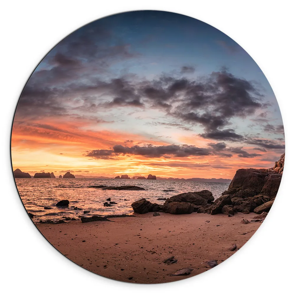 Dibond Muurcirkel - Donkere Wolken in de Lucht boven de Zee en het Strand tijdens Zonsondergang