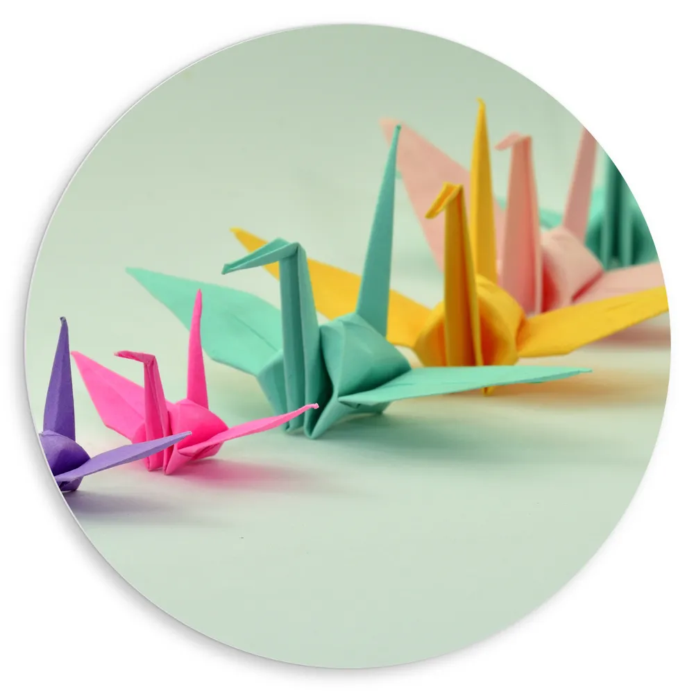 Dibond Muurcirkel - Rij van Verschillende Grotes en Kleuren Origami Vogels op Lichtblauwe Achtergrond