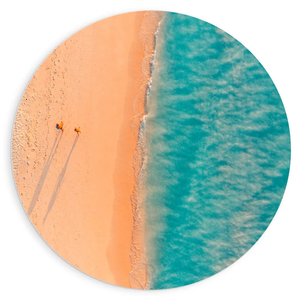 Dibond Muurcirkel - Bovenaanzicht van Koppel tijdens Strandwandeling langs Felblauwe Oceaan