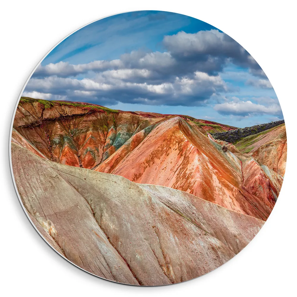 Dibond Muurcirkel - Kleine Wolken boven Landmannalaugar Berggebied, IJsland