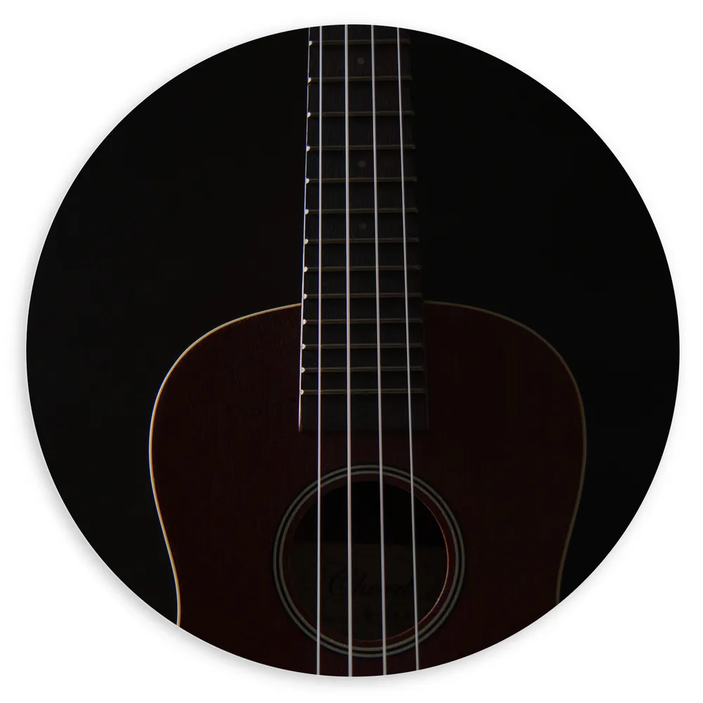 Dibond Muurcirkel - Close-up van Ukelele Gitaar tegen Zwarte Achtergrond
