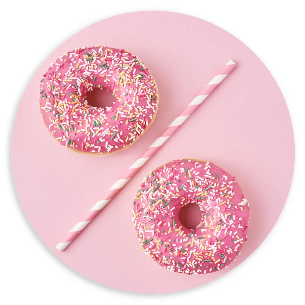 Dibond Muurcirkel - Twee Roze Donuts met Rietje op Lichtroze Achtergrond
