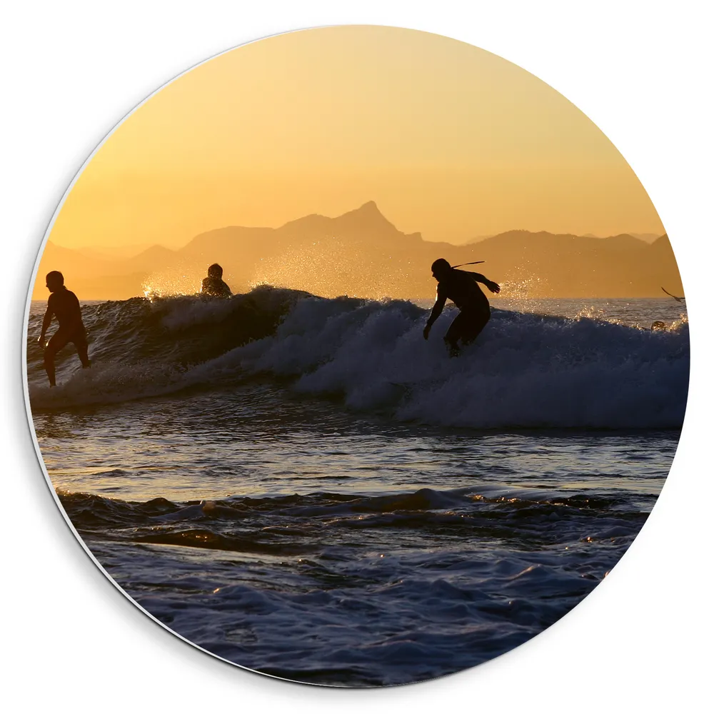 Dibond Muurcirkel - Vier Surfers in Actie op Wilde Golven op Zee