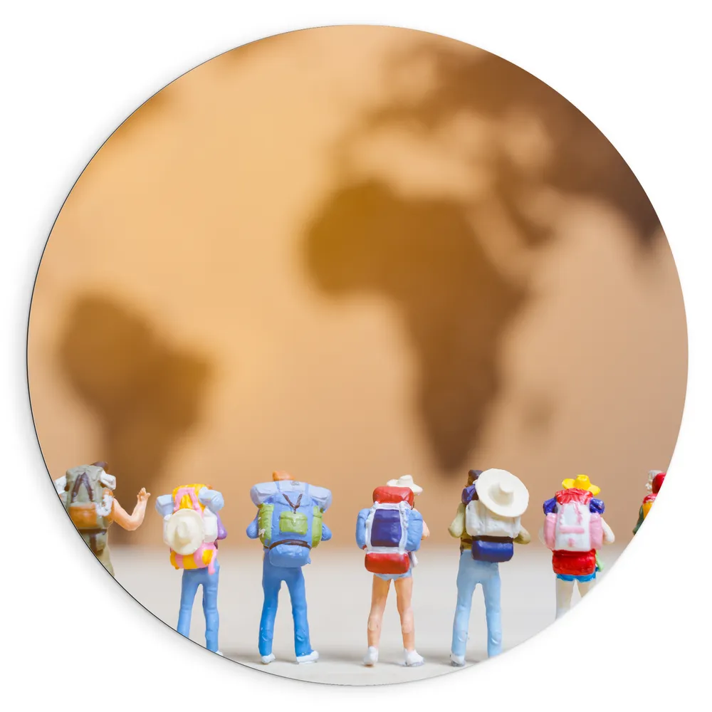 Dibond Muurcirkel - Groepje Miniatuurpoppetjes kijkend naar Wereldkaart