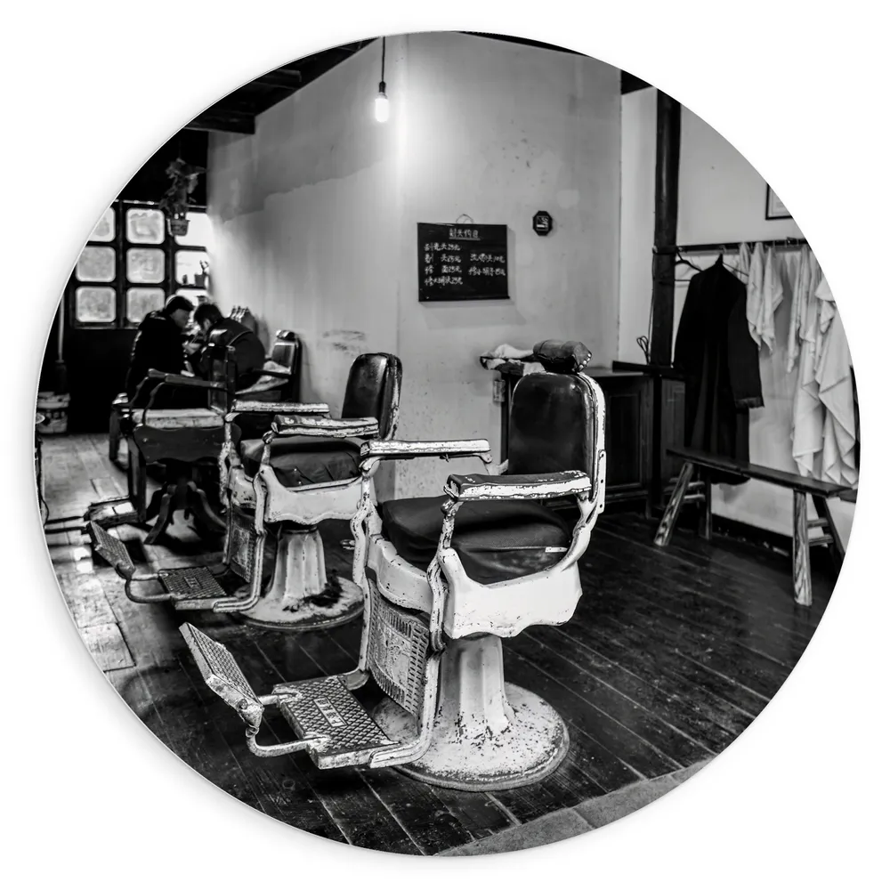 Dibond Muurcirkel - Kapper - Zaak - Barber- Stoelen - Oud- Zwart - Wit