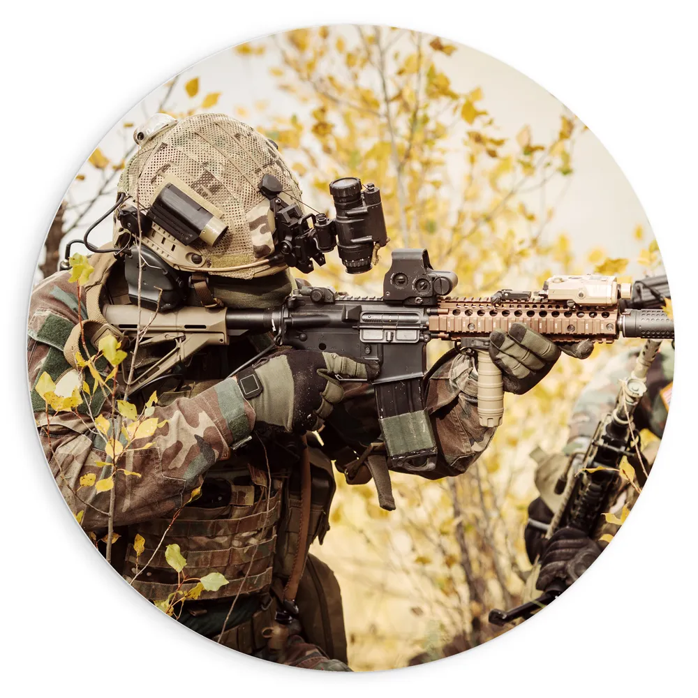 Dibond Muurcirkel - Soldaat met Groot Geweer in het Bos in Actie