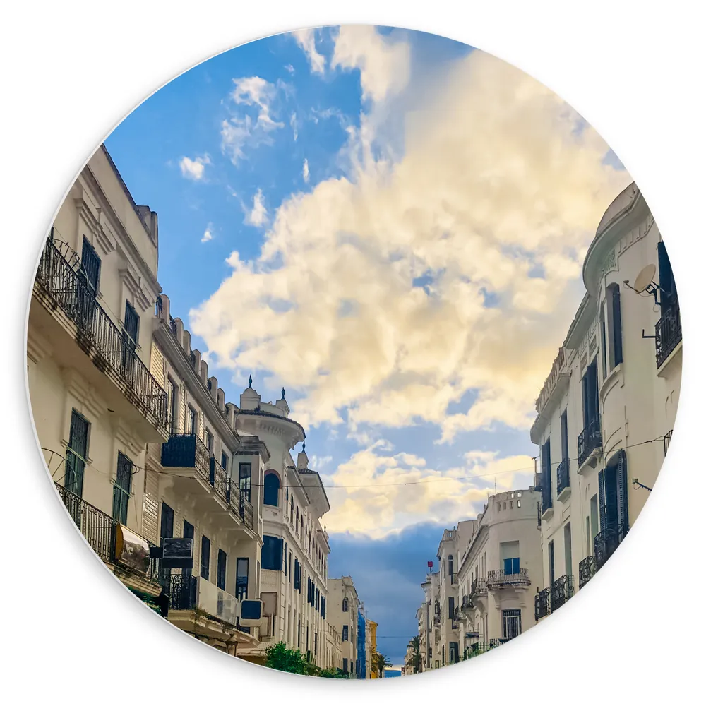 Dibond Muurcirkel - Straat - Appartementen - Planten - Balkon - Wolken