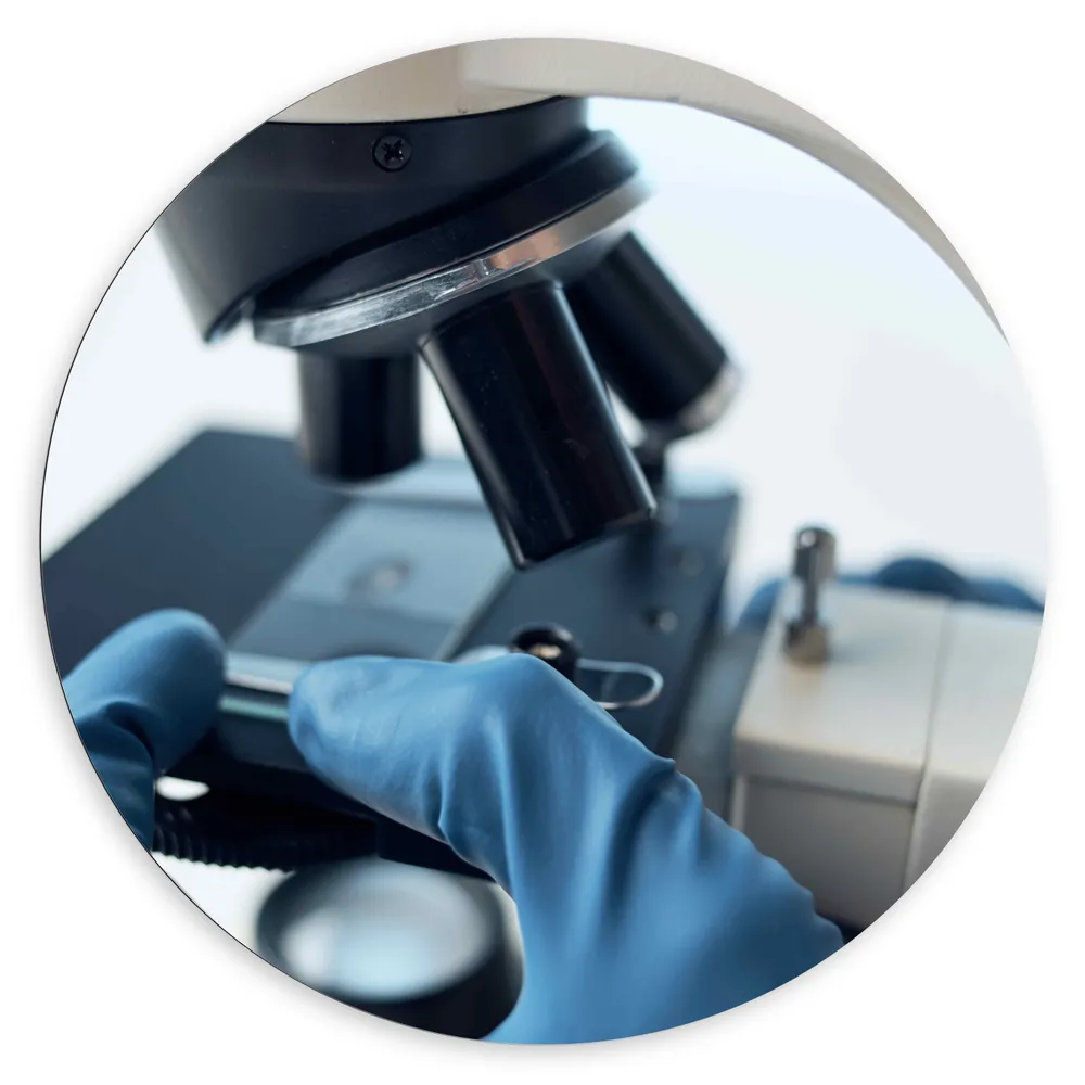 Dibond Muurcirkel - Laboratorium - Apparaat - Microscoop - Handschoenen