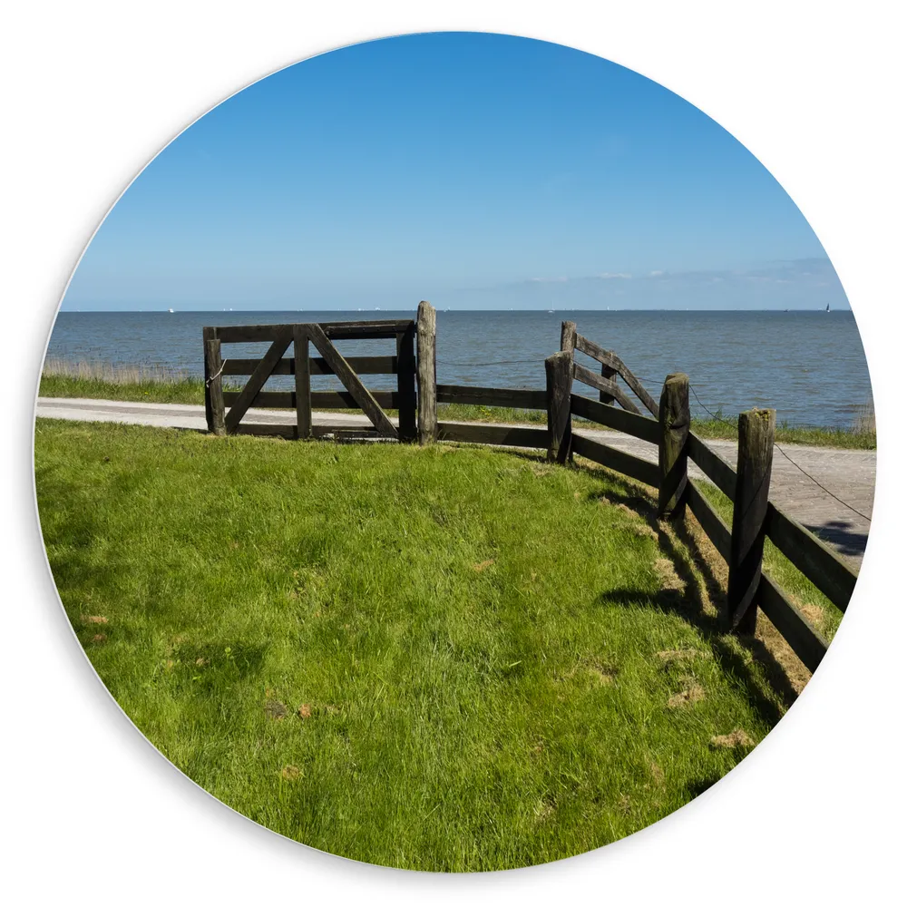Dibond Muurcirkel - Houten Hek in Weiland aan Zee in Nederlands Dorpje